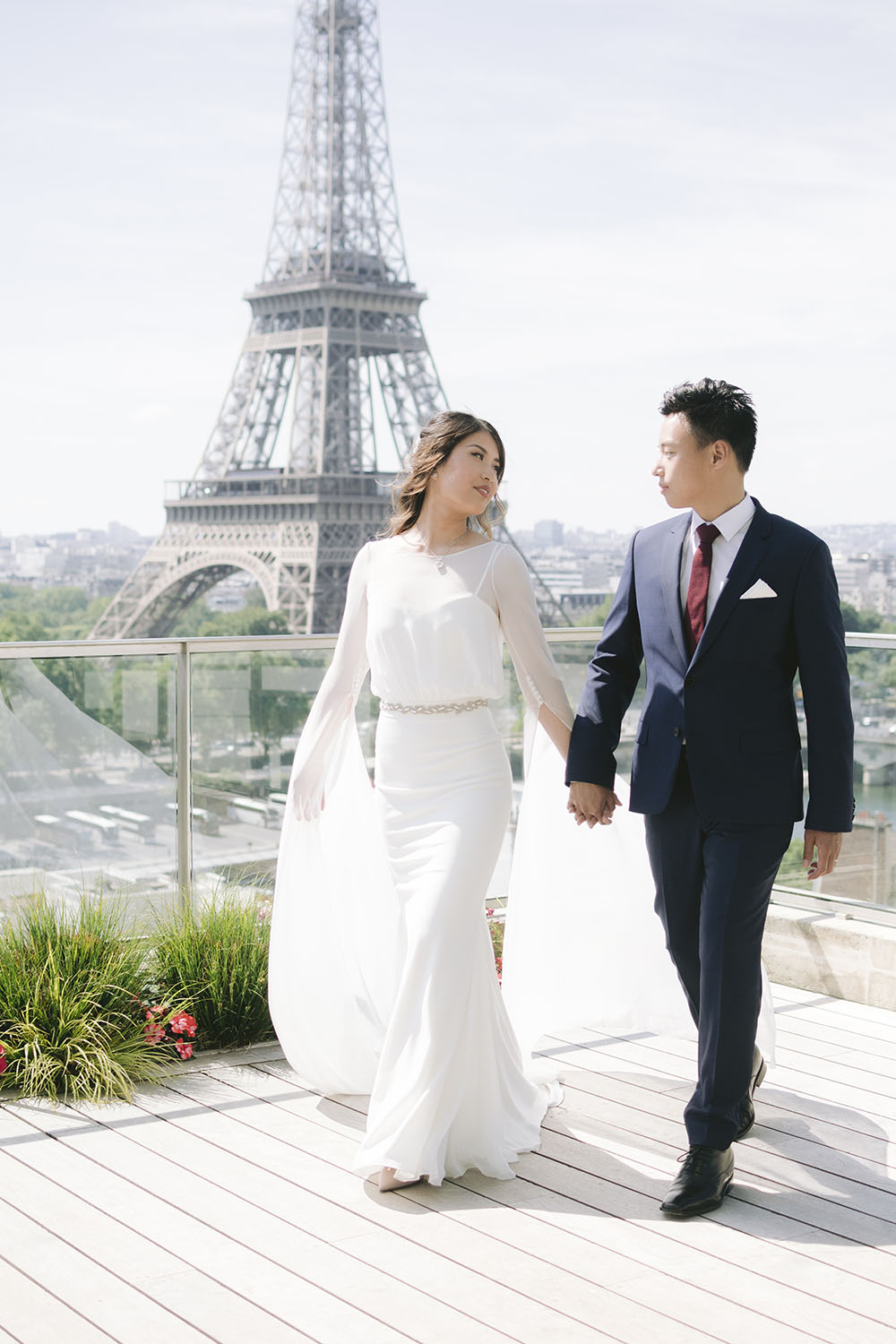 un homme et une femme marchent vers la sortie après avoir fait leur séance couple de mariage